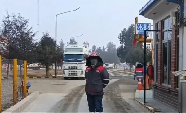 Cisternas refuerzan suministro de combustibles en la planta de Senkata, El Alto
