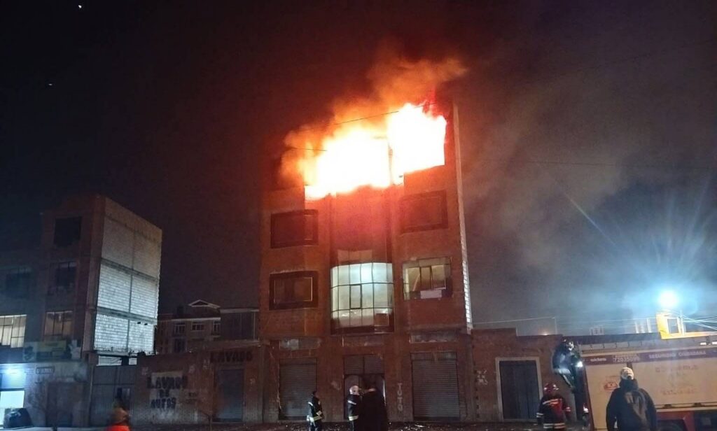 Incendio devasta fábrica de calzado en El Alto