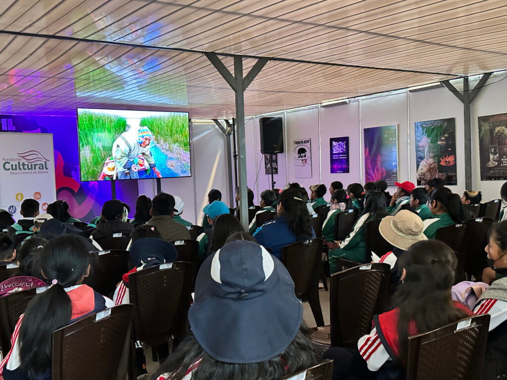 Estudiantes de La Paz y El Alto exploran la diversidad cultural en la FIL La Paz