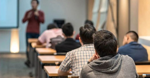 Estudiantes ingresan a la universidad sin competencias esenciales, alerta The Economist