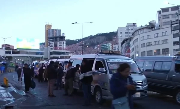 Minibuses en La Paz: Continúa el problema del trameaje en rutas populares