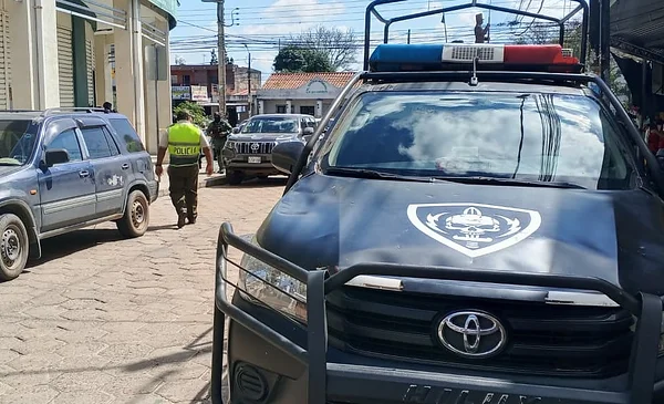Atraco a mano armada en La Guardia: Un ladrón emplea disfraz para huir con más de 50 mil bolivianos