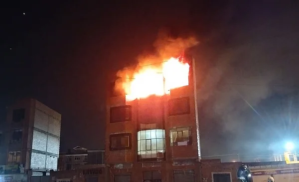 Bomberos controlan incendio en El Alto y retiran garrafas del lugar