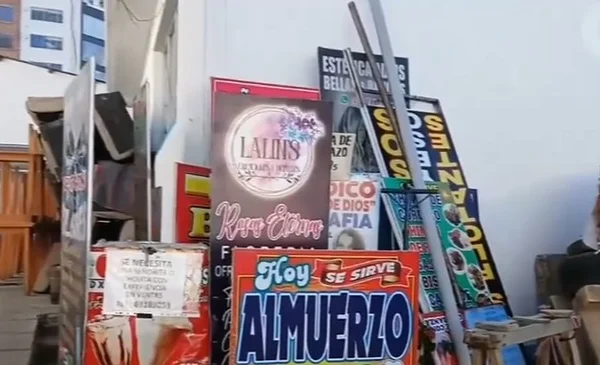 Operativo en El Alto: Policía retira letreros obstruyendo aceras