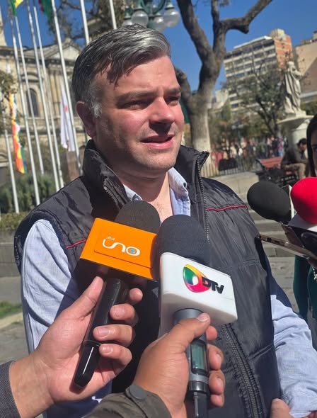Senador Ormachea critica a presidente Paz por ausencia de discurso en parada militar