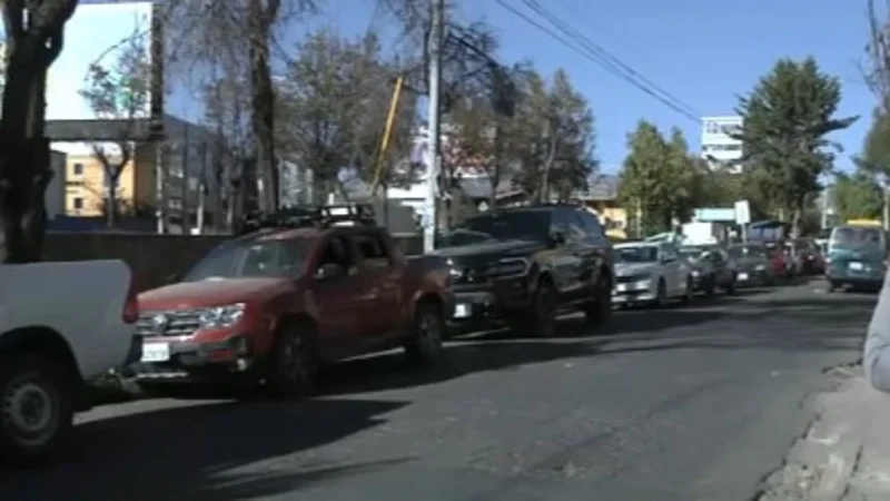 Transportistas expresan su descontento por largas filas en surtidores de combustible