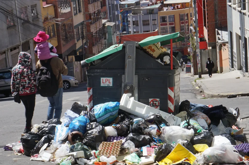 Acumulación de residuos en La Paz por desacuerdos en la recolección de basura