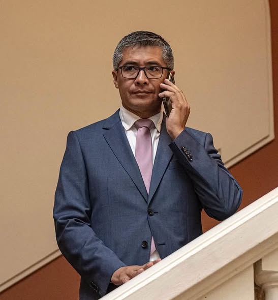 José Gabriel Espinoza busca revertir su censura a través de la Justicia