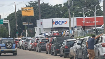 Escasez de combustible genera largas esperas en La Paz y Santa Cruz