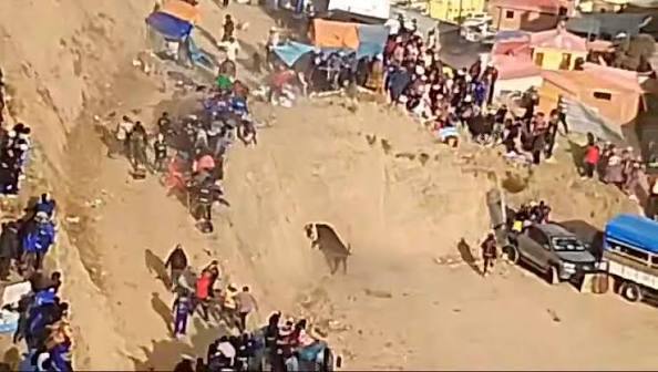 Tensión en Colquiri tras escape de un toro durante corrida