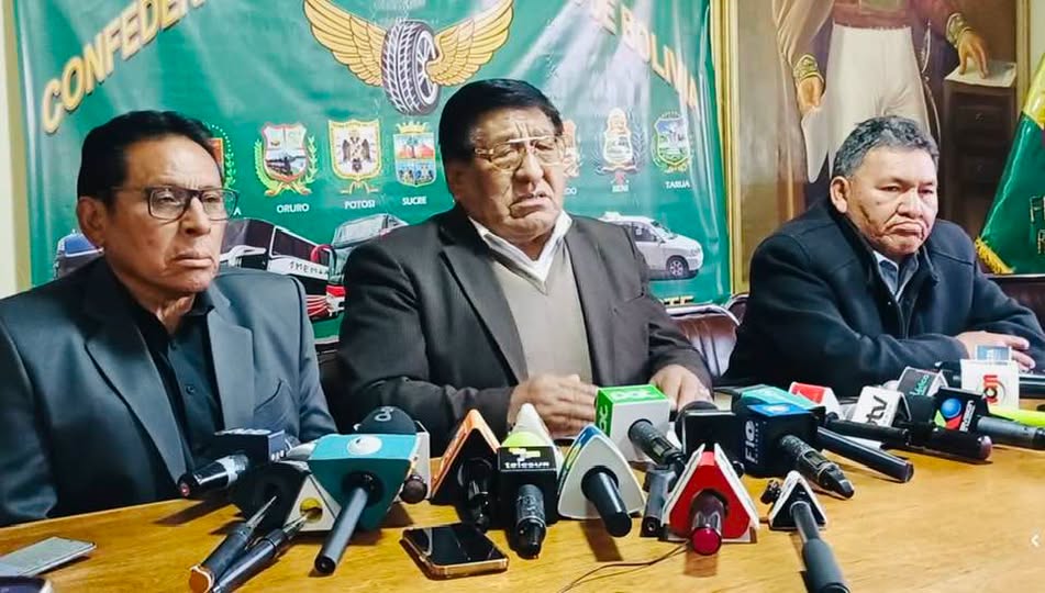 Choferes bolivianos evalúan ajustes en tarifas por aumento del diésel