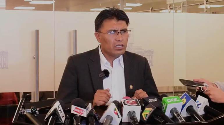 Senador suplente Nilton Condori es suspendido por un período de ocho meses