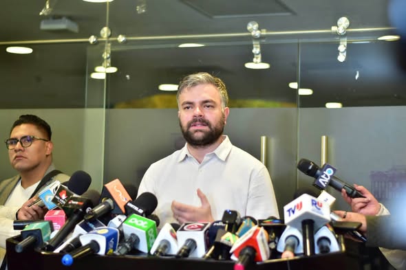Ormachea critica la compra de un auto eléctrico por parte del ministro Espinoza