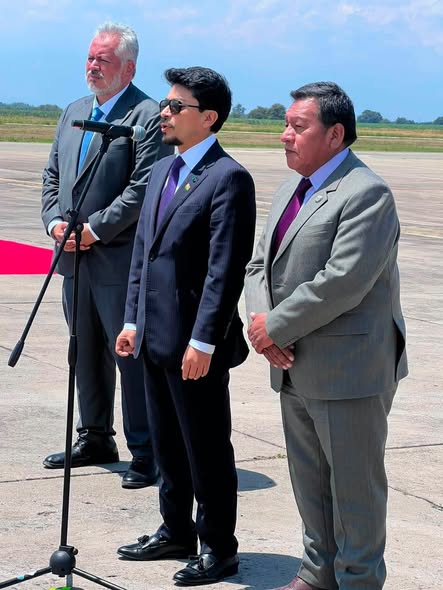 Héctor Huanca asiste a la toma de posesión del nuevo presidente colombiano
