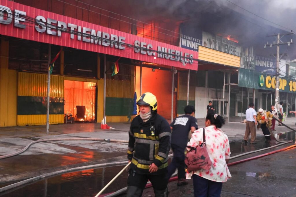 Escasez de diésel complica las labores para apagar incendio en la Feria Barrio Lindo