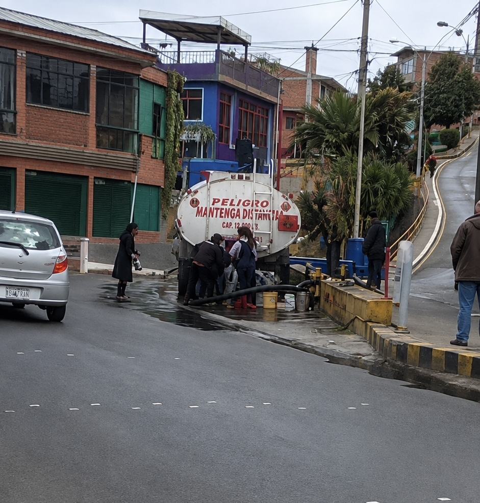 Inusual actividad de descarga de combustible en las calles
