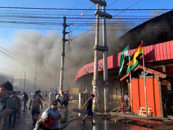 Fiscalía inicia indagación por incendio en Feria Barrio Lindo de Santa Cruz