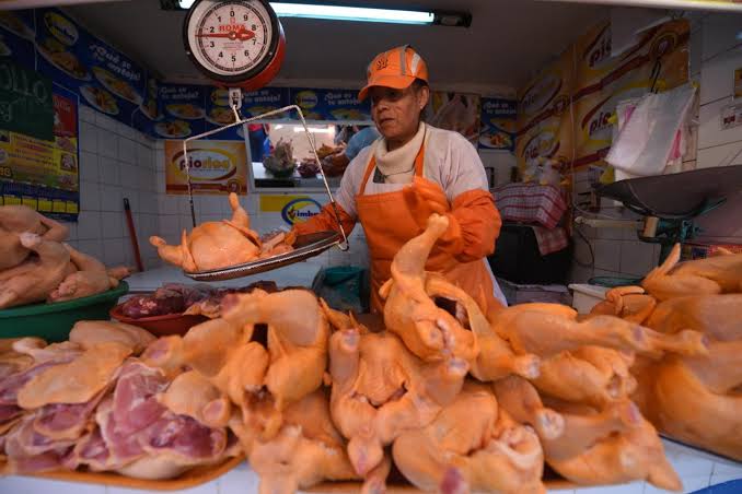 Aumento en el precio del pollo en La Paz por escasez de diésel y bloqueos