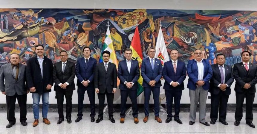 Cuestionan la compra de un lujoso vehículo por un ministro del gabinete de Rodrigo Paz