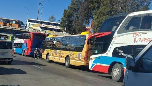 Crisis de diésel en La Paz: transportistas pernoctan en estaciones de servicio