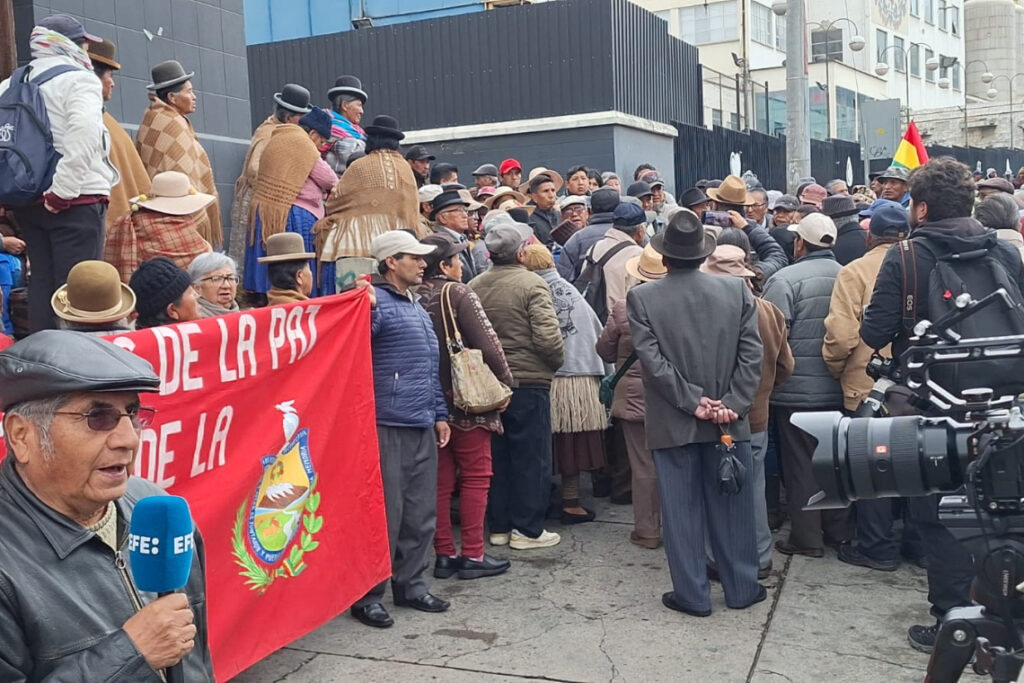 Jubilados marchan en protesta a pesar del estado de excepción