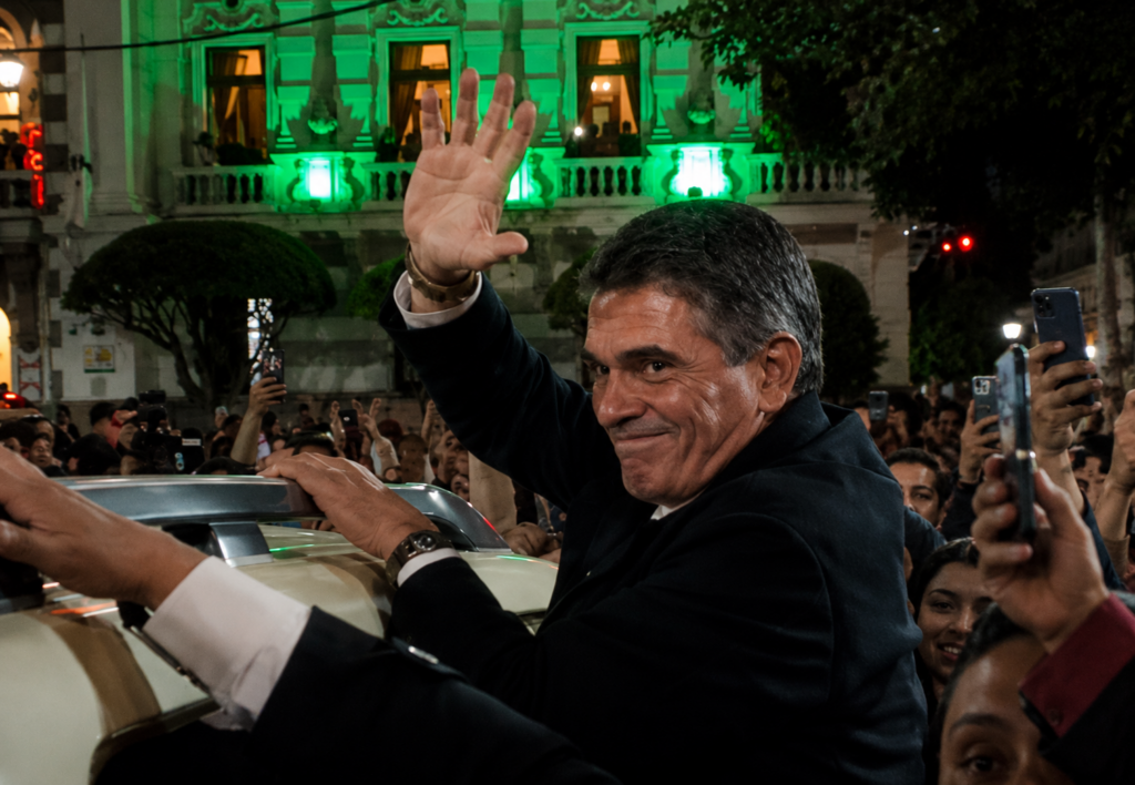 Reacción del público tras reunión de gobernadores en Sucre: Rodrigo Paz enfrentó abucheos