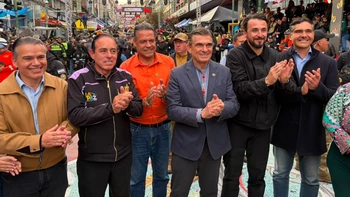 Rodrigo Paz promueve la unión entre líderes durante la festividad cultural del Gran Poder