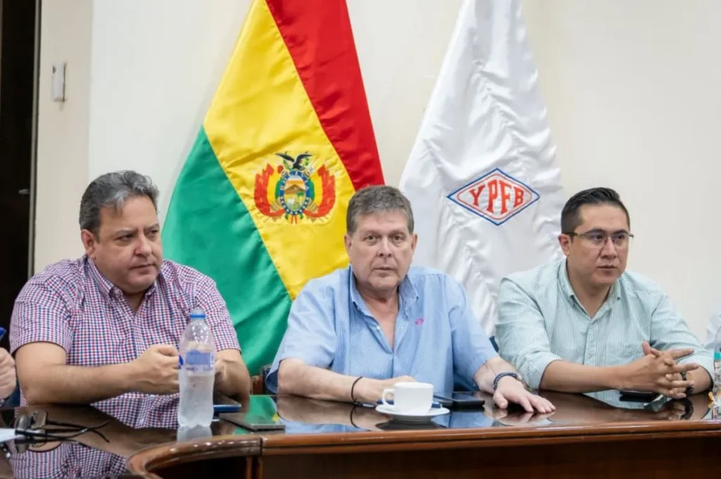 Gobierno y transportistas de combustibles logran acuerdo para asegurar su distribución
