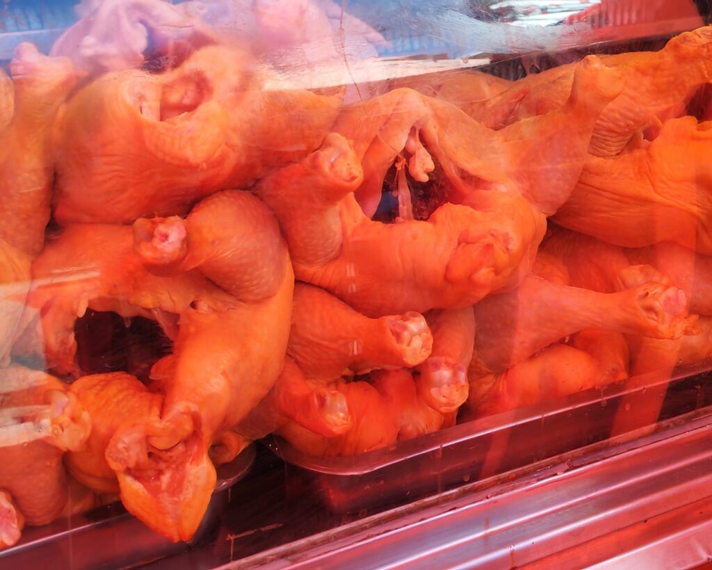El precio del pollo se eleva nuevamente, alcanzando hasta Bs 28 por kilo