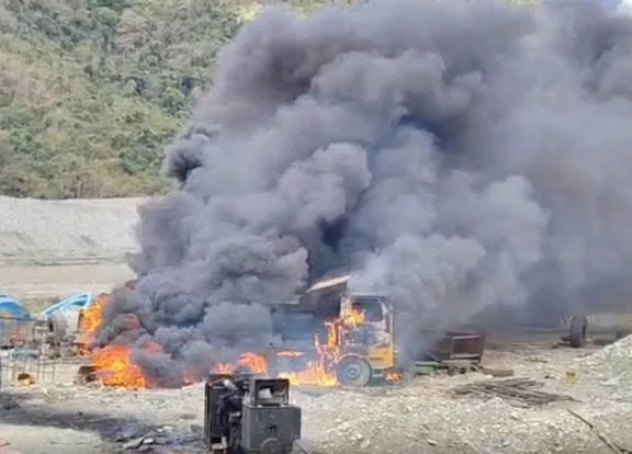 Comunarios de La Asunta toman un campamento minero y destruyen maquinaria por contaminación