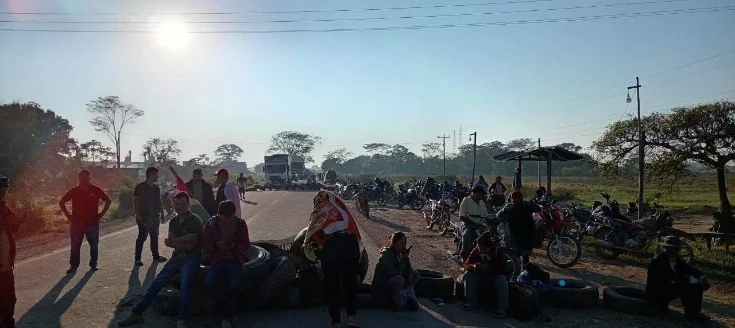 Productores de Beni bloquean carretera Santa Cruz-Beni por aumento del diésel