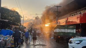 Comerciantes de la Feria Barrio Lindo luchan por salvar su mercancía en medio de un incendio