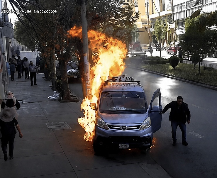 Incendio de taxi en la avenida Busch genera preocupación entre transeúntes de La Paz