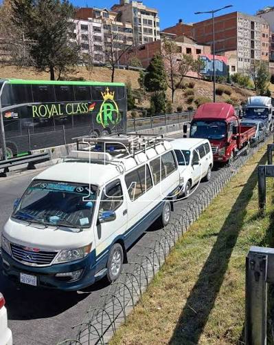 Transportistas de La Paz enfrentan largas filas por diésel tras sus viajes