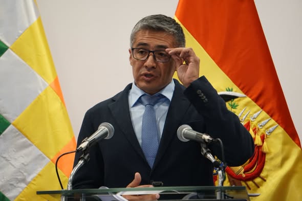 Monasterio exige renuncia del Ministro de Economía por dudas en su gestión