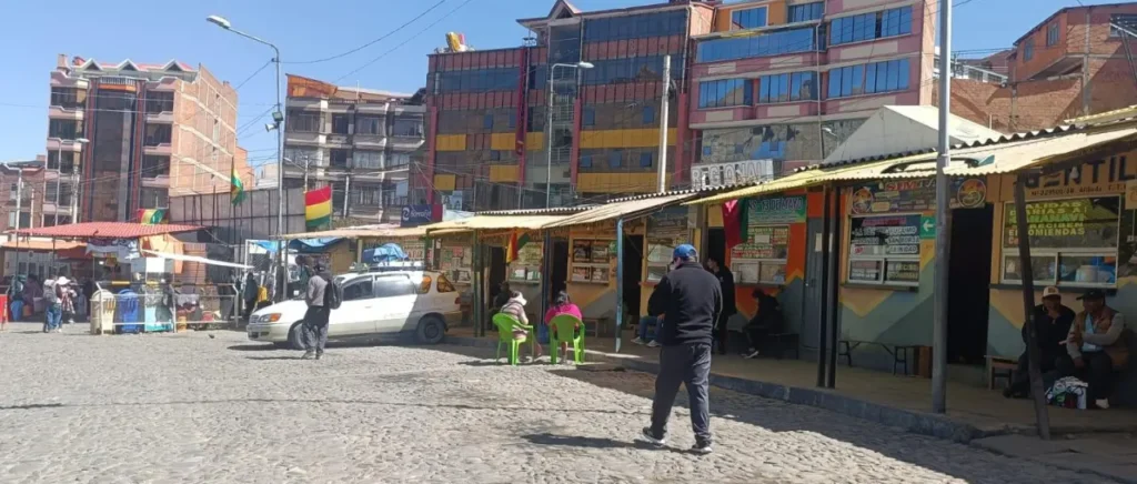 Aumentan las colas por gasolina en La Paz, afectando el transporte interprovincial