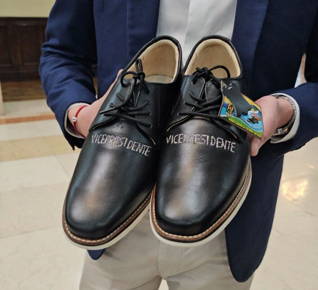 El vicepresidente Edmand Lara y sus zapatos personalizados