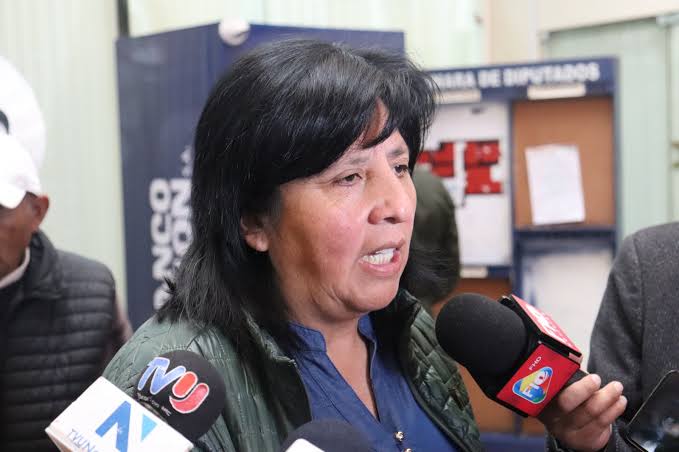 Claudia Bilbao critica la organización de la Parada Militar tras abucheos a Rodrigo Paz