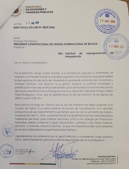 Espinoza solicita reprogramar su interpelación mientras enfrenta críticas por su vagoneta