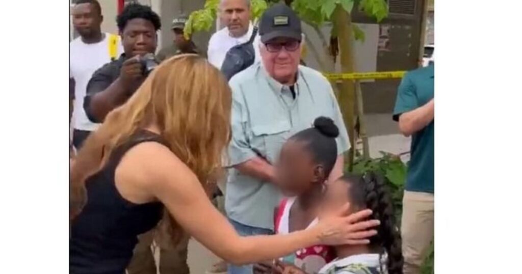 Shakira y Howard Buffett visitan Quibdó tras el terremoto