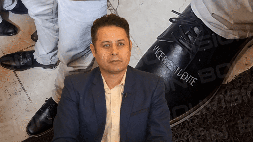 Los zapatos del vicepresidente Edmand Lara sorprenden en un evento oficial