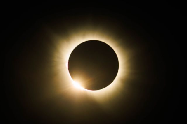 Un eclipse solar cautiva a millones en Europa y América del Norte