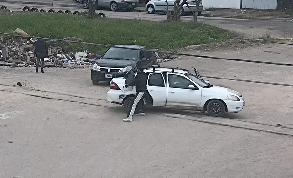 Impresionante accidente: tren embiste a vehículo detenido en las vías