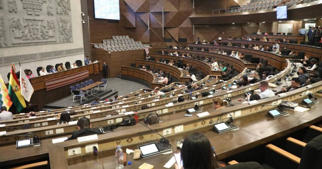 Lara convoca a interpelación del ministro Espinoza, quien solicita reprogramarla