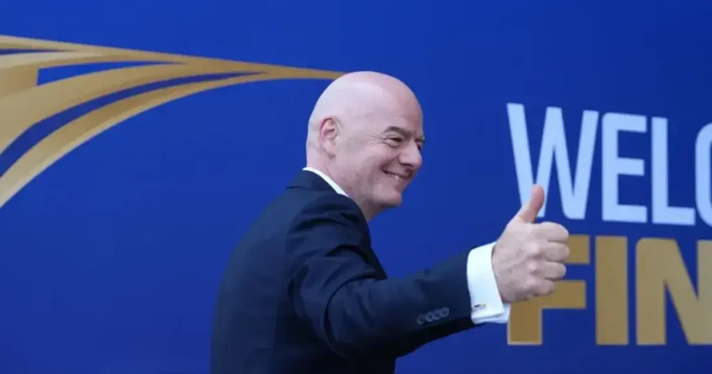 Aficionados del fútbol piden la renuncia de Gianni Infantino