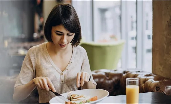 Descubriendo el impacto de la cena temprana en el sueño y la salud