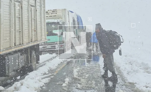 Intensas nevadas atrapan a pasajeros en La Cumbre