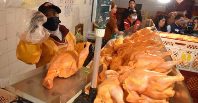 Comerciantes de pollo en La Paz enfrentan crisis por aumento de precios