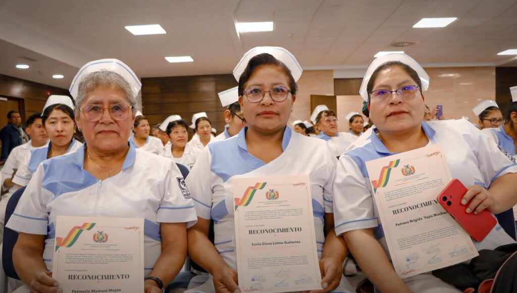 Más de 100 enfermeros reciben reconocimiento en La Paz