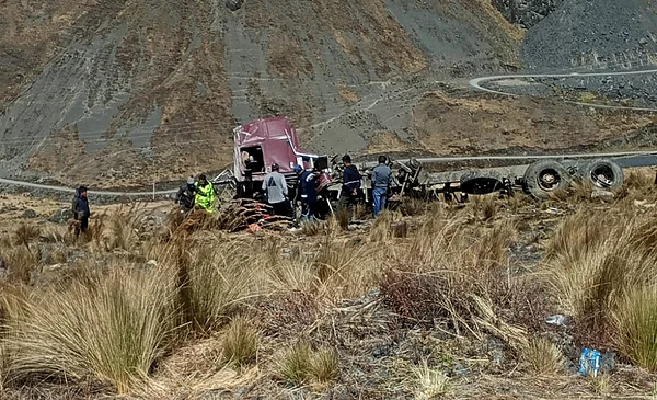 Accidente fatal en la ruta a Los Yungas: un conductor pierde la vida tras vuelco de cisterna